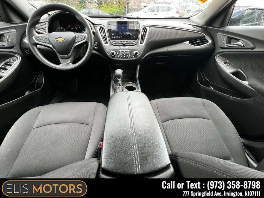 2022 Chevrolet Malibu 4dr Sdn LT photo