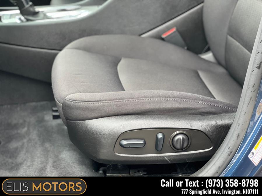 2022 Chevrolet Malibu 4dr Sdn LT photo