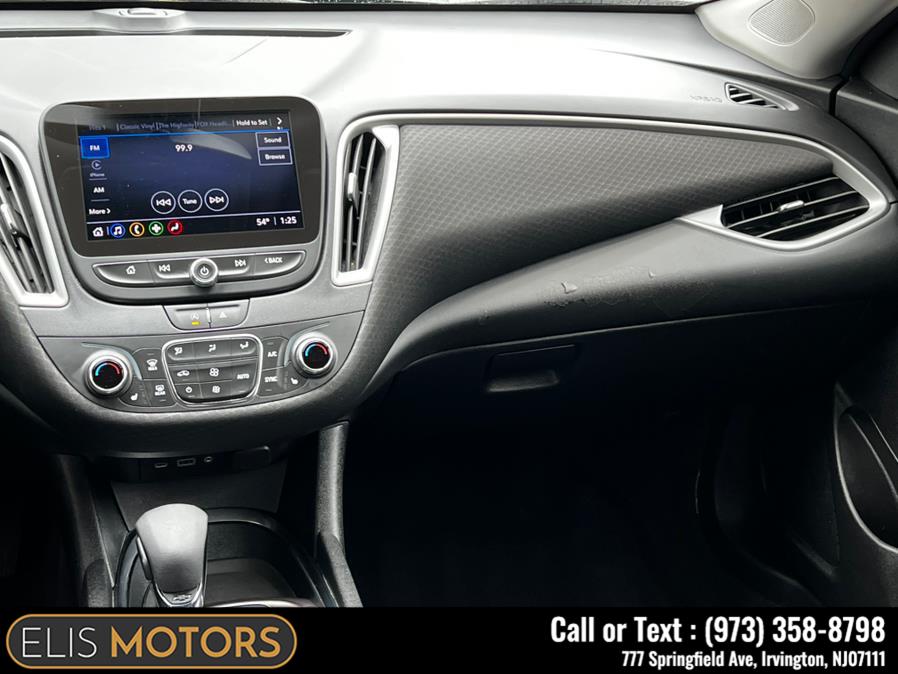 2022 Chevrolet Malibu 4dr Sdn LT photo