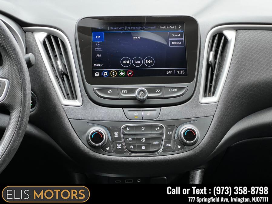 2022 Chevrolet Malibu 4dr Sdn LT photo