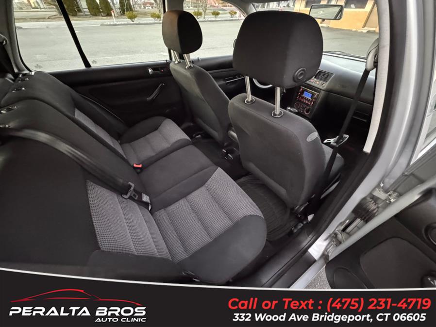 2005 Volkswagen Golf GLS photo