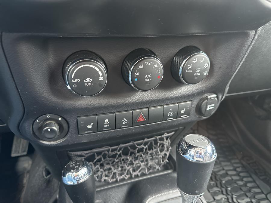 2015 Jeep Wrangler Unlimited 4WD 4dr Rubicon photo