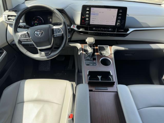 2021 Toyota Sienna XLE photo