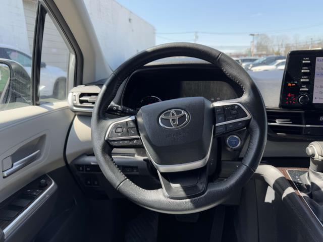 2021 Toyota Sienna XLE photo