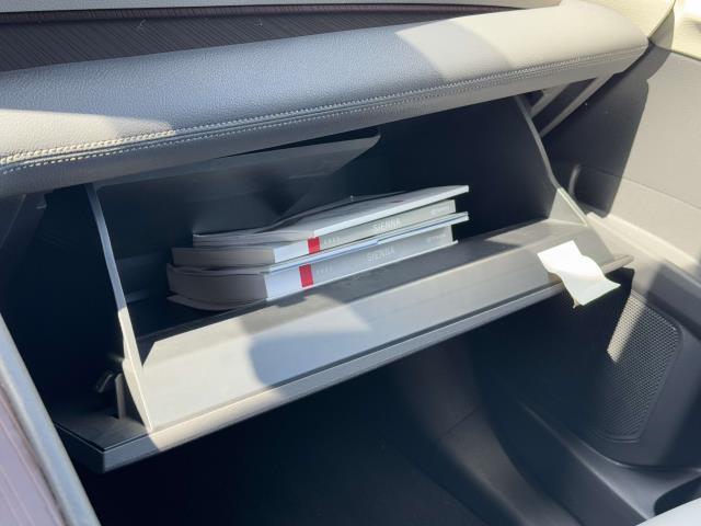 2021 Toyota Sienna XLE photo