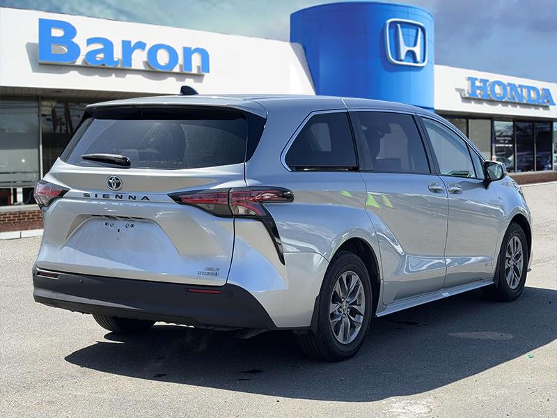 2021 Toyota Sienna XLE photo