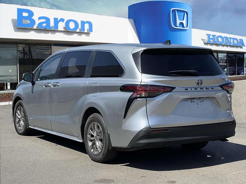 2021 Toyota Sienna XLE photo