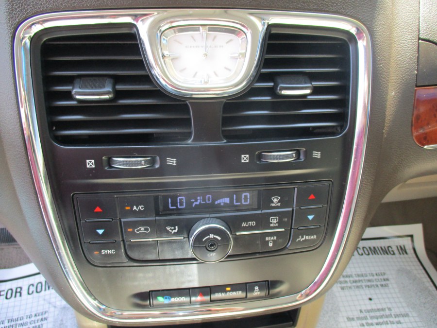 2013 Chrysler Town & Country Touring photo