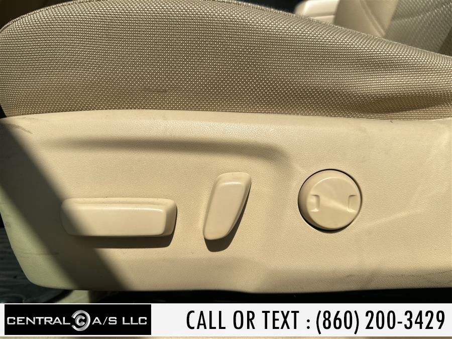 2015 Toyota Camry 4dr Sdn I4 Auto LE (Natl) photo