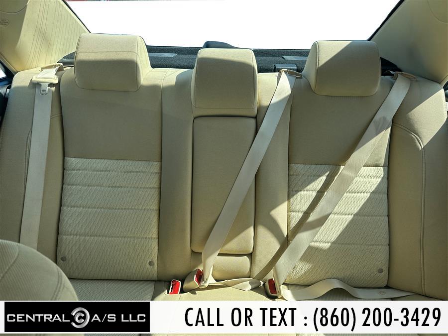 2015 Toyota Camry 4dr Sdn I4 Auto LE (Natl) photo