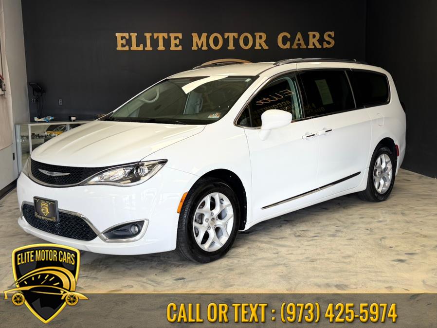 2017 Chrysler Pacifica Touring-L Plus FWD photo