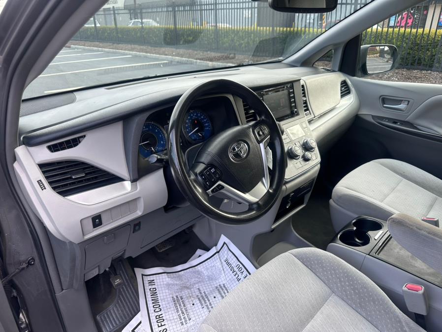 2018 Toyota Sienna LE FWD 8-Passenger (Natl) photo