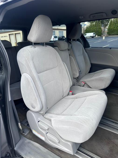 2018 Toyota Sienna LE FWD 8-Passenger (Natl) photo