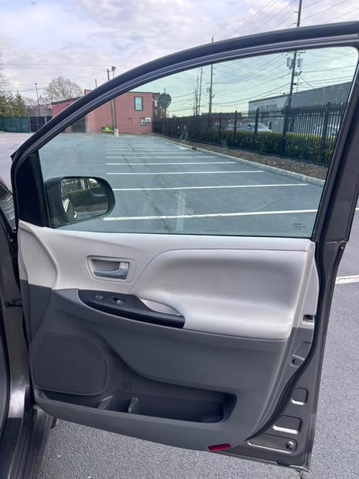 2018 Toyota Sienna LE FWD 8-Passenger (Natl) photo