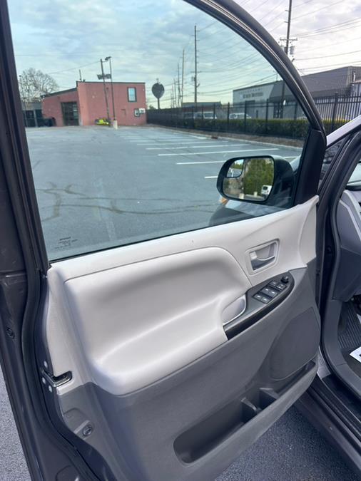 2018 Toyota Sienna LE FWD 8-Passenger (Natl) photo