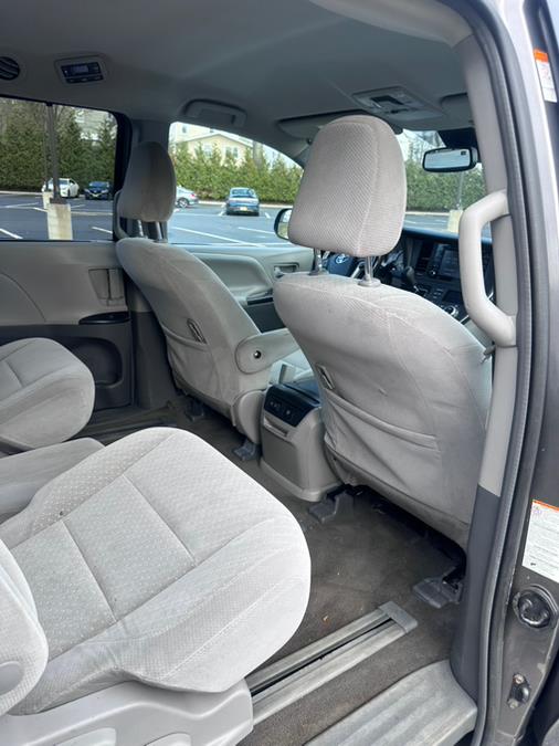 2018 Toyota Sienna LE FWD 8-Passenger (Natl) photo