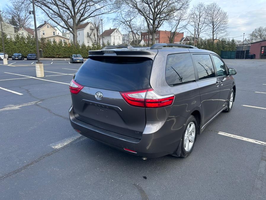 2018 Toyota Sienna LE FWD 8-Passenger (Natl) photo