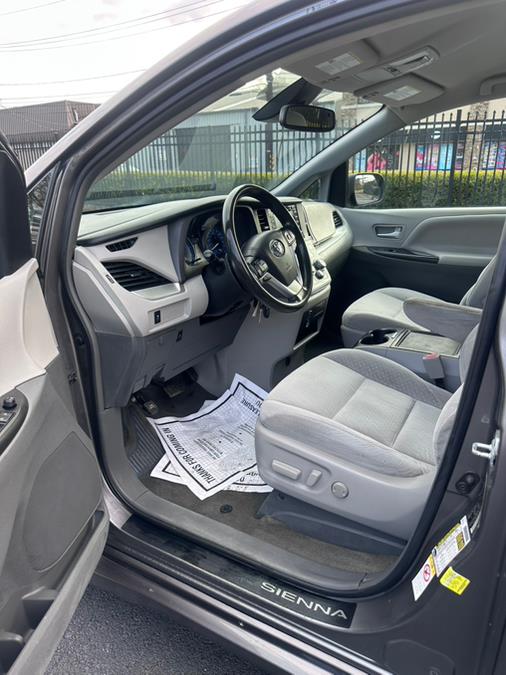 2018 Toyota Sienna LE FWD 8-Passenger (Natl) photo