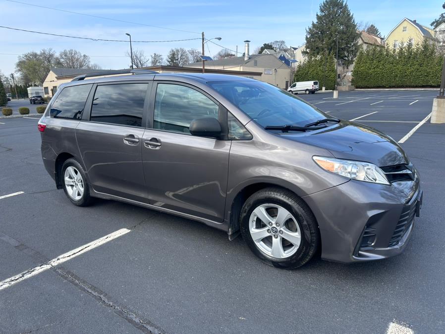 2018 Toyota Sienna LE FWD 8-Passenger (Natl) photo