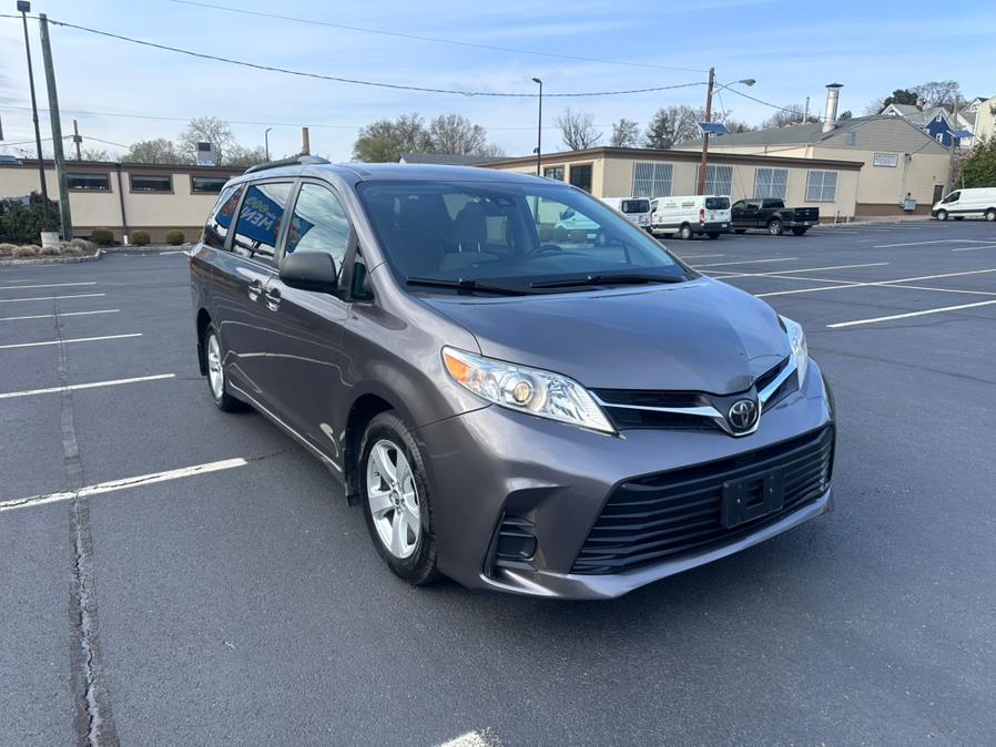 2018 Toyota Sienna LE FWD 8-Passenger (Natl) photo