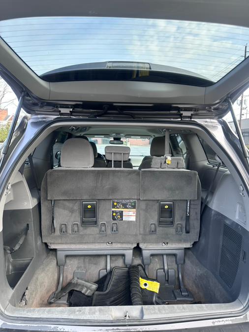 2018 Toyota Sienna LE FWD 8-Passenger (Natl) photo