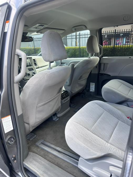 2018 Toyota Sienna LE FWD 8-Passenger (Natl) photo