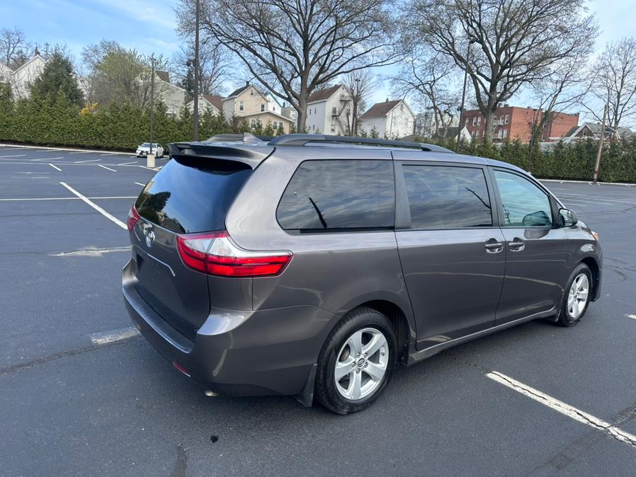 2018 Toyota Sienna LE FWD 8-Passenger (Natl) photo