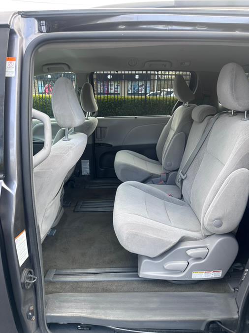 2018 Toyota Sienna LE FWD 8-Passenger (Natl) photo