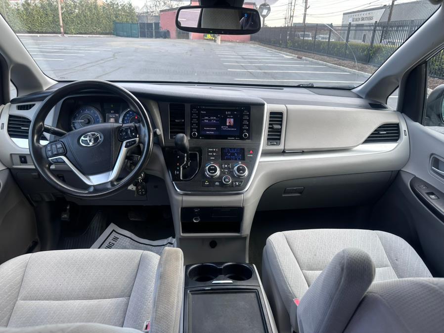 2018 Toyota Sienna LE FWD 8-Passenger (Natl) photo
