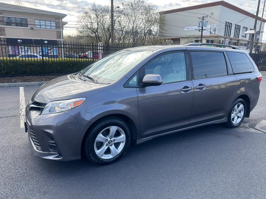 2018 Toyota Sienna LE FWD 8-Passenger (Natl) photo