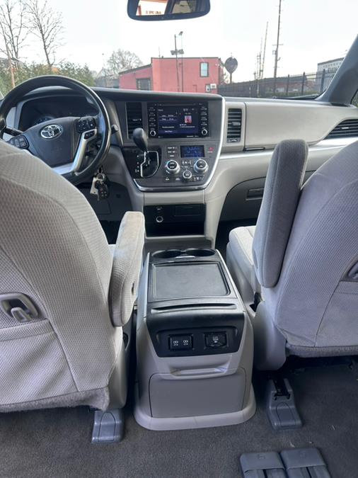2018 Toyota Sienna LE FWD 8-Passenger (Natl) photo