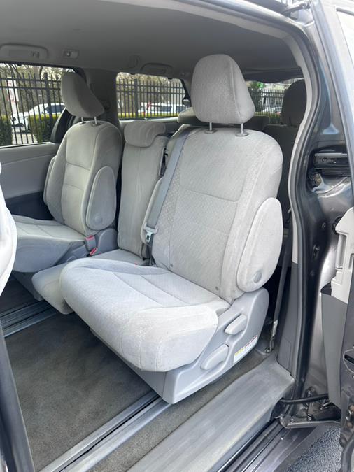 2018 Toyota Sienna LE FWD 8-Passenger (Natl) photo