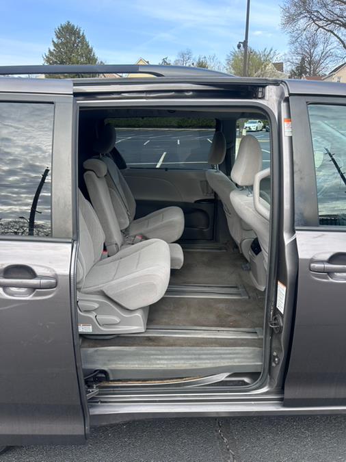 2018 Toyota Sienna LE FWD 8-Passenger (Natl) photo