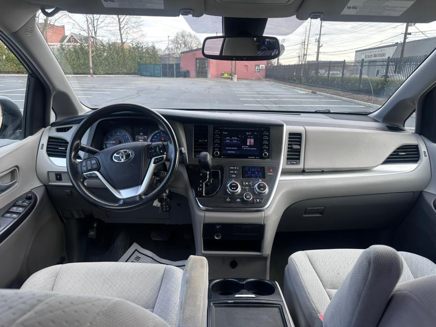 2018 Toyota Sienna LE FWD 8-Passenger (Natl) photo