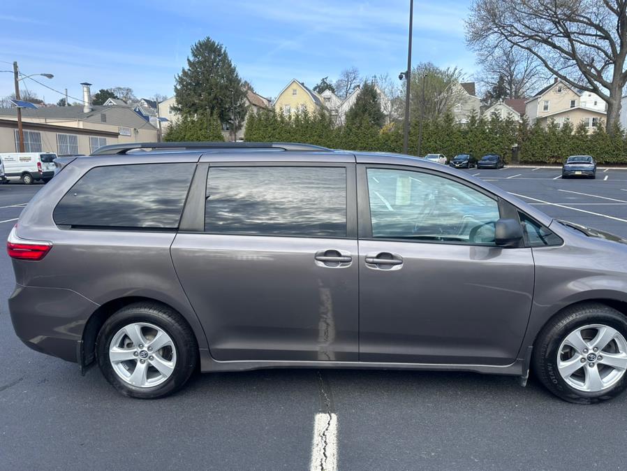 2018 Toyota Sienna LE FWD 8-Passenger (Natl) photo