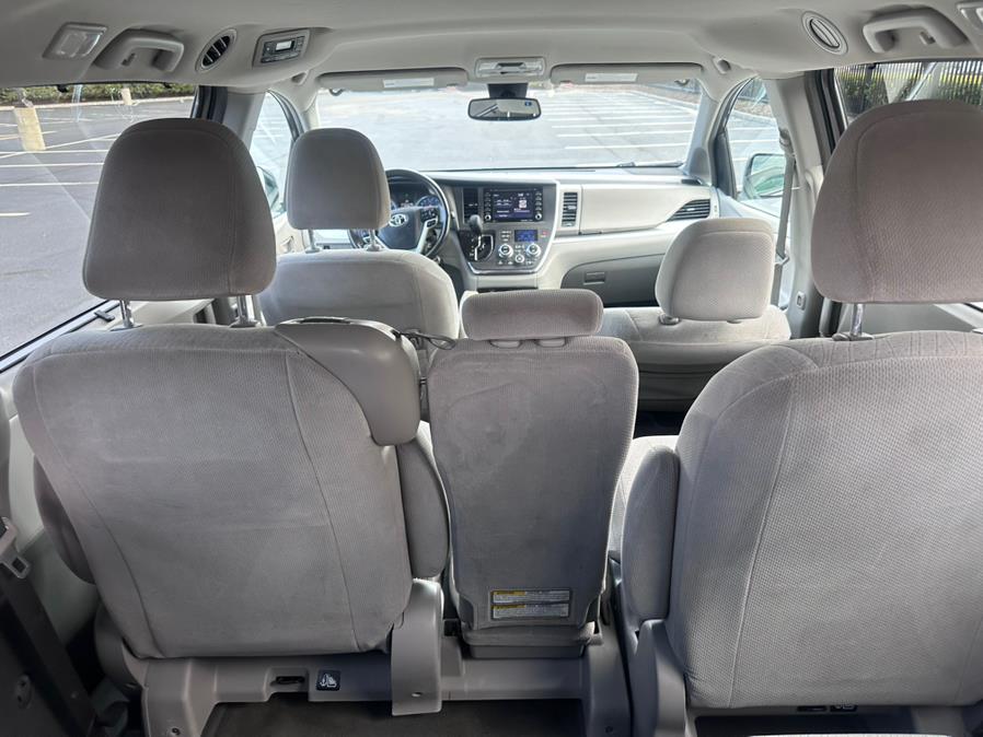 2018 Toyota Sienna LE FWD 8-Passenger (Natl) photo
