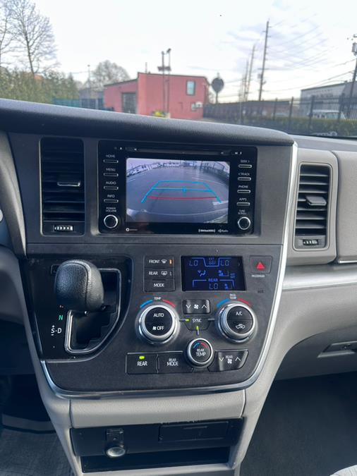 2018 Toyota Sienna LE FWD 8-Passenger (Natl) photo