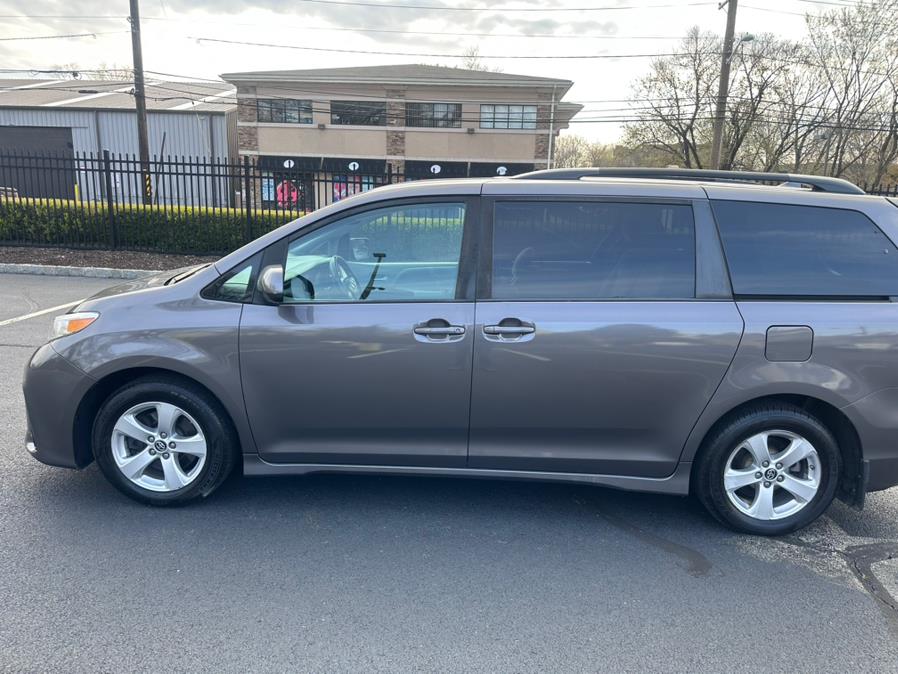2018 Toyota Sienna LE FWD 8-Passenger (Natl) photo
