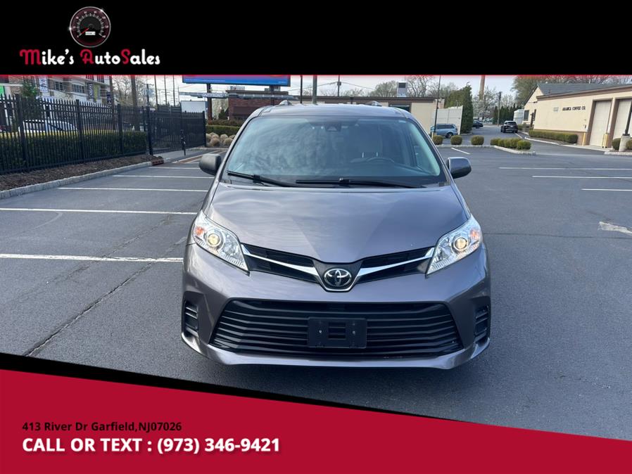 2018 Toyota Sienna LE FWD 8-Passenger (Natl) photo