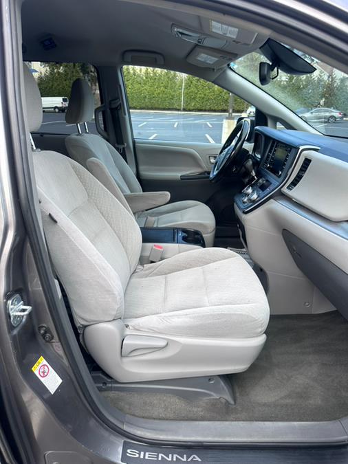 2018 Toyota Sienna LE FWD 8-Passenger (Natl) photo