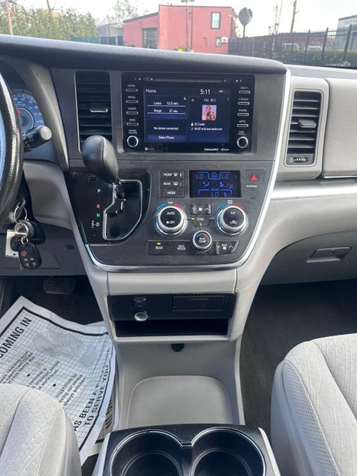 2018 Toyota Sienna LE FWD 8-Passenger (Natl) photo