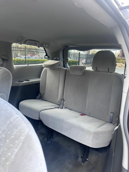 2018 Toyota Sienna LE FWD 8-Passenger (Natl) photo