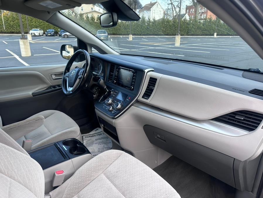 2018 Toyota Sienna LE FWD 8-Passenger (Natl) photo