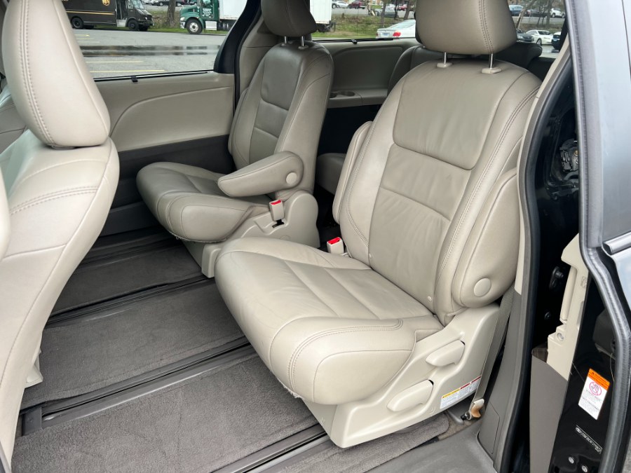 2015 Toyota Sienna 5dr 7-Pass Van XLE Premium AWD photo