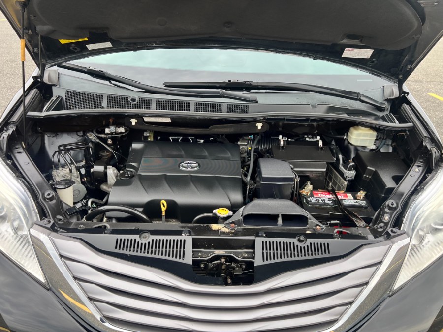 2015 Toyota Sienna 5dr 7-Pass Van XLE Premium AWD photo