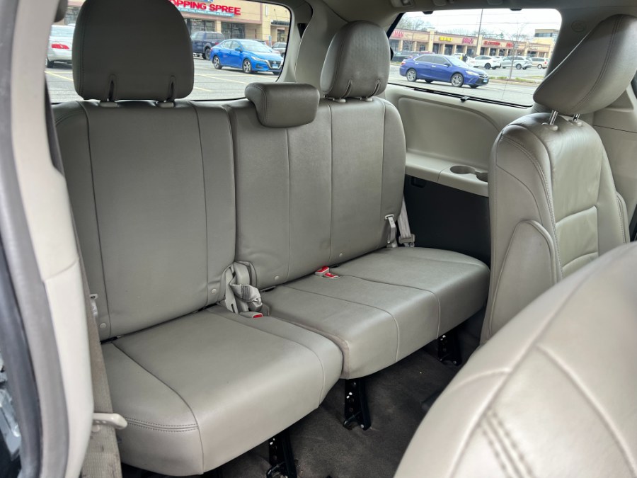 2015 Toyota Sienna 5dr 7-Pass Van XLE Premium AWD photo