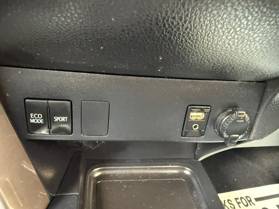 2016 Toyota RAV4 AWD 4dr LE (Natl) photo