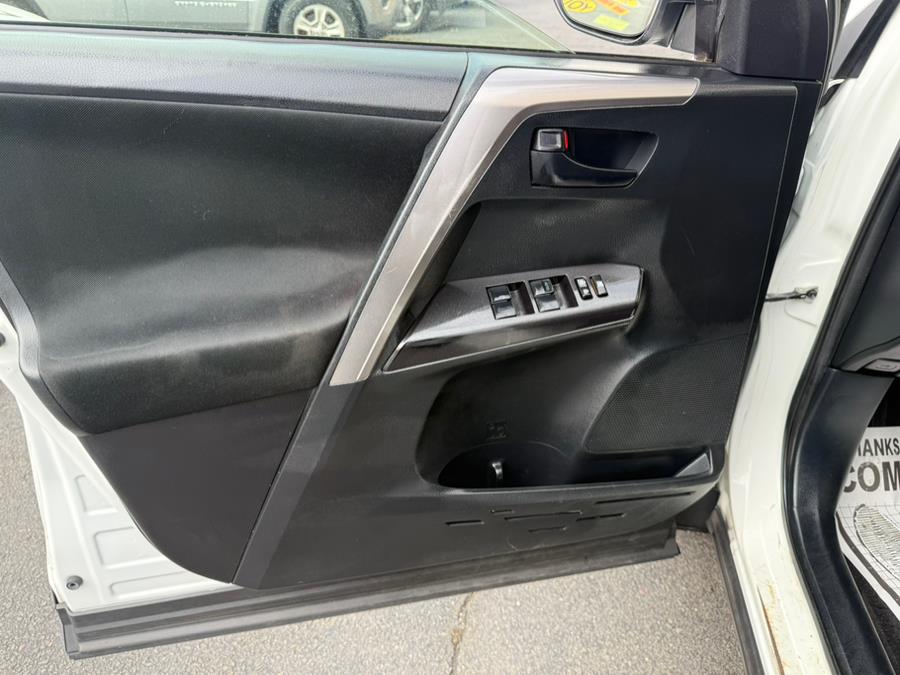 2016 Toyota RAV4 AWD 4dr LE (Natl) photo