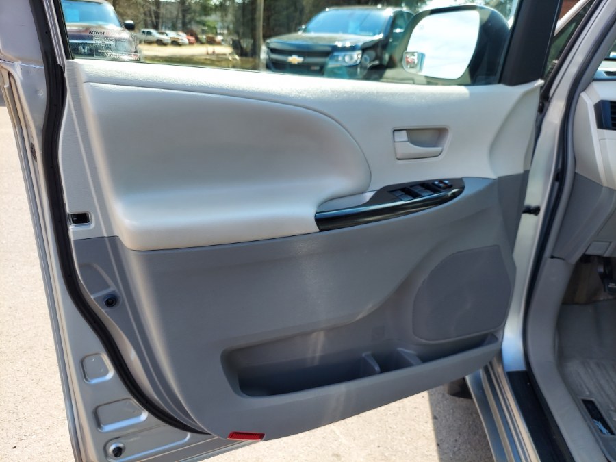 2012 Toyota Sienna LE 7-Passenger Auto Access Sea photo