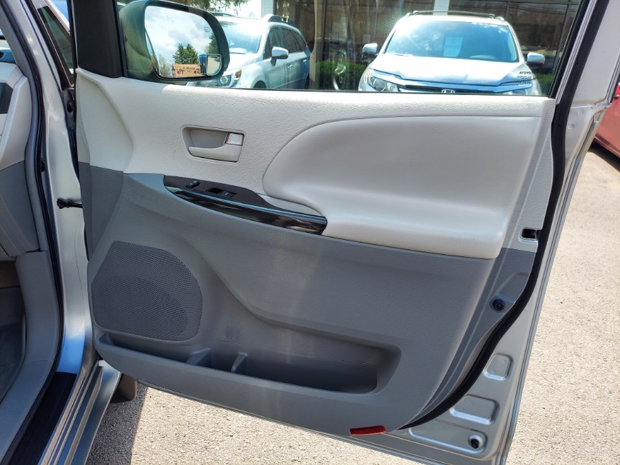 2012 Toyota Sienna LE 7-Passenger Auto Access Sea photo